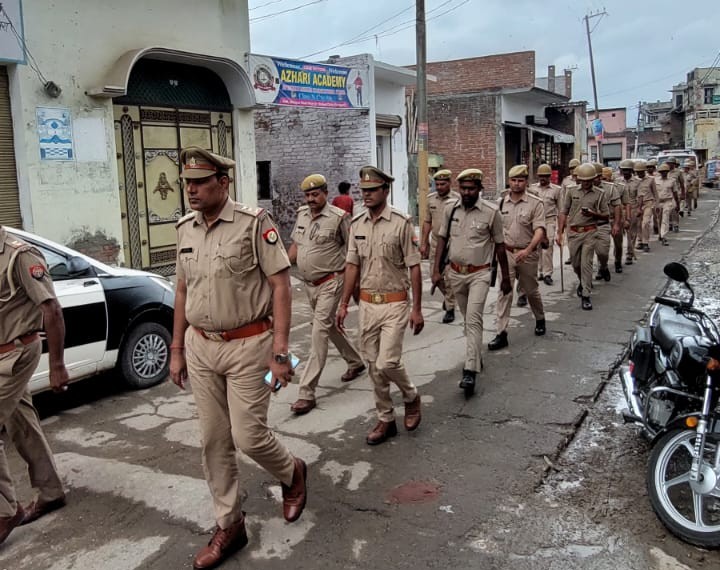 बरेली- शीशगढ मे शांति व्यवस्था के लिए पुलिस का फ्लेगमार्च