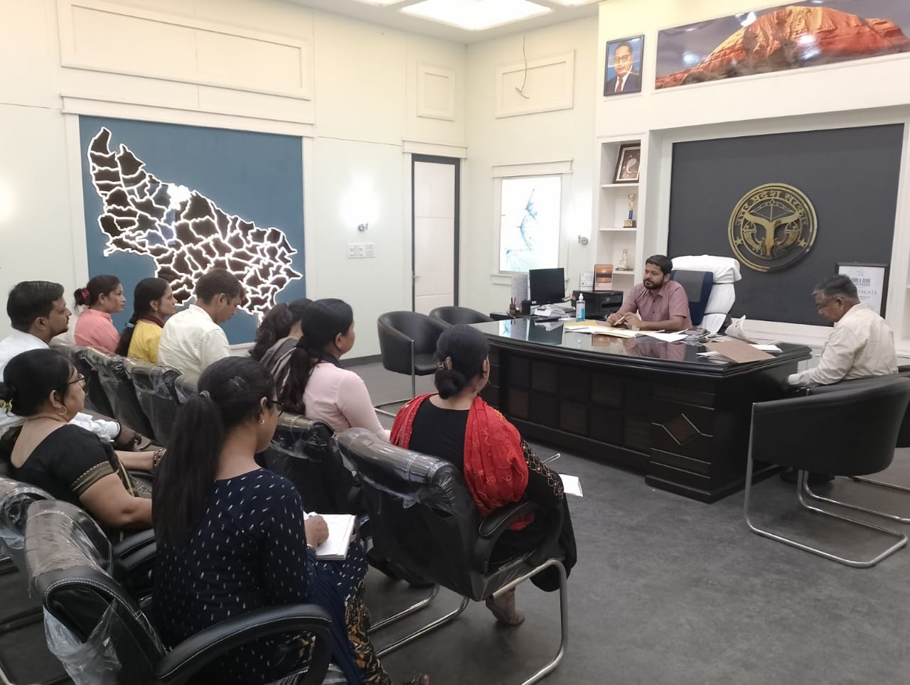 पीलीभीत: विभिन्न योजनाओं के लाभार्थियों को ससमय योजना का दिलाऐं लाभ-जिलाधिकारी।