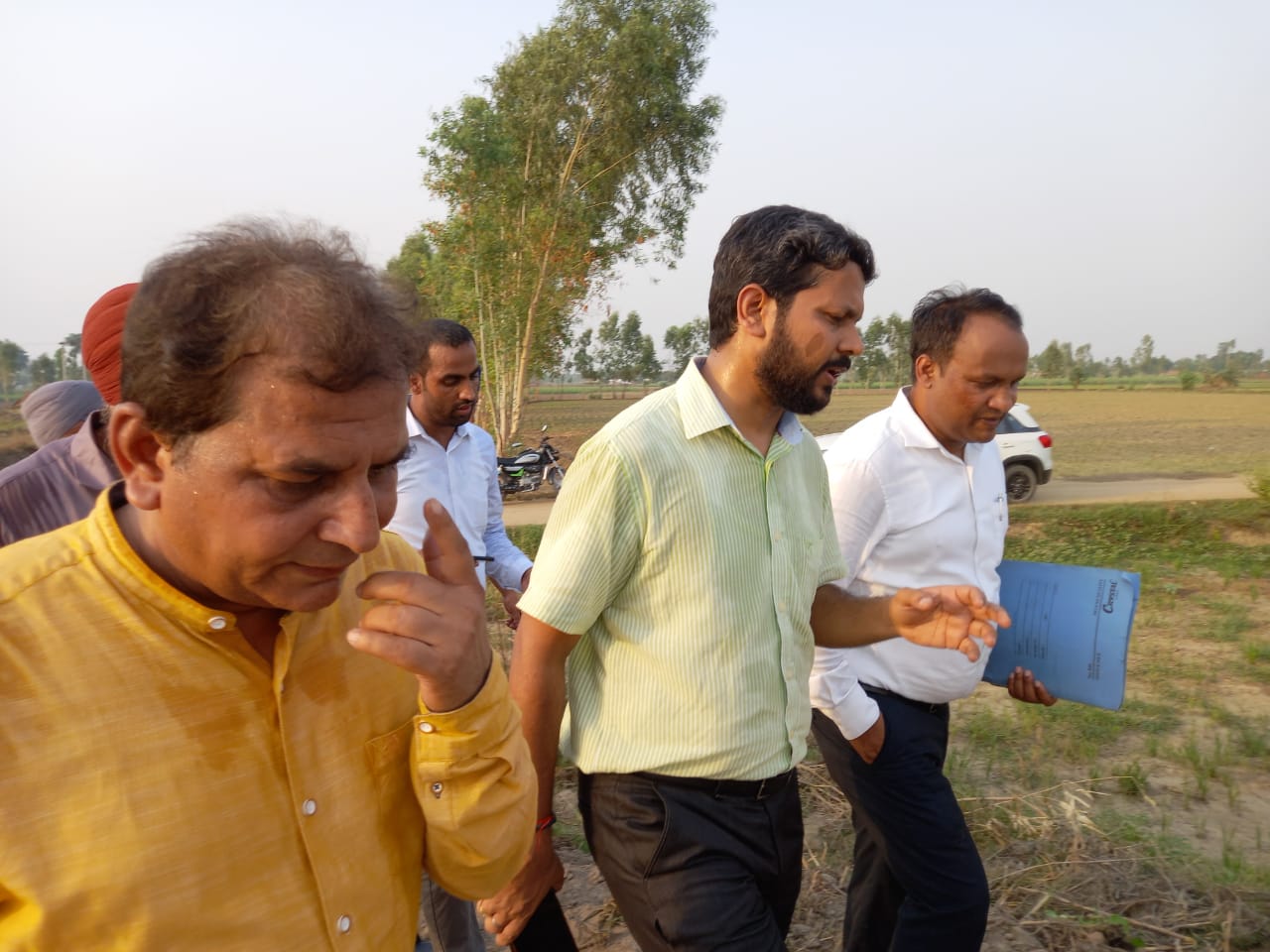 पीलीभीत : माँ गोमती की अविरल धारा के पुररूद्वोर हेतु नियमित जिलाधिकारी ने 3 से 4 किमी0 तक की गोमती पदयात्रा कर कार्यों का किया जा निरीक्षण।