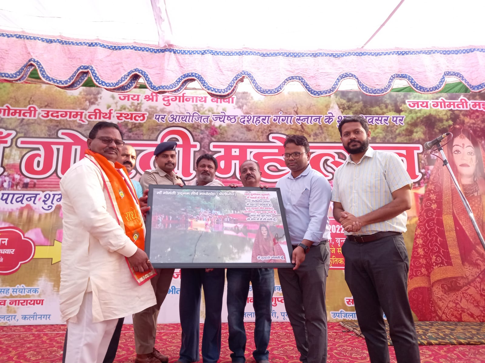 पीलीभीत: विधायक पूरनपुर एवं जिलाधिकारी द्वारा ज्येष्ठ दशहरा गंगा स्नान के शुभ अवसर पर माँ गोमती महोत्सव का शुभारम्भ दीप प्रज्जवलित कर किया गया