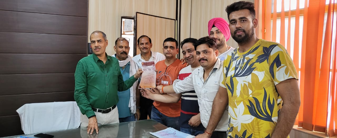 पीलीभीत :पूरनपुर भारतीय उद्योग व्यापार मंडल उत्तर प्रदेश शाखा पूरनपुर में पूरनपुर के व्यापारियों के हित को ध्यान में रखते हुए एक ज्ञापन उप जिलाधिकारी को दिया