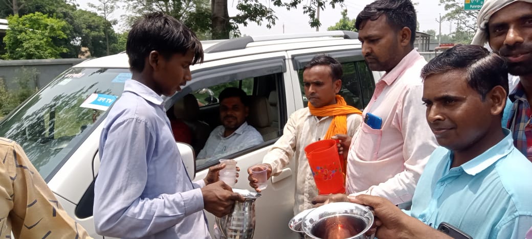पीलीभीत भीषण गर्मी से राहत पाने के लिए वांटा शर्बत