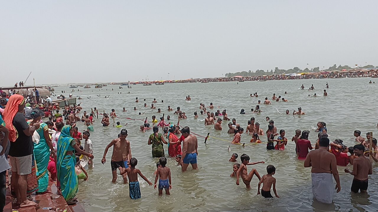 बरेली: गंगा दशहरा के दिन हजारो श्रधालुओ राम गंगा में दुबकी लगाईं ।