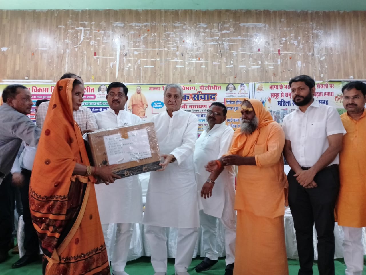 पीलीभीत :गन्ना मंत्री ने किसानों से किया सीधा संवाद, सुनी समस्याऐं एवं सुझाव।