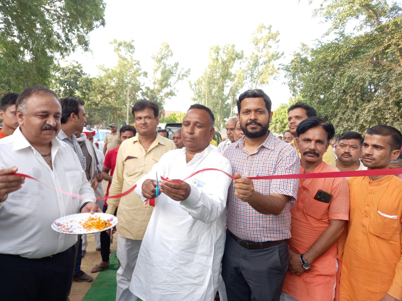 पीलीभीत:विधायक बीसलपुर एवं जिलाधिकारी द्वारा राजकीय आयुर्वेदिक चिकित्सालय , होमोपैथिक चिकित्सालय एवं प्राथमिक स्वास्थ्य केन्द्र का फीता काटकर किया गया शुभारम्भ।