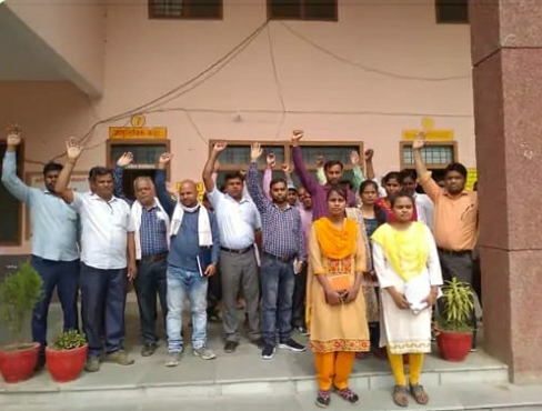 पीलीभीत:एसडीएम के खिलाफ लेखपाल संघ ने किया प्रदर्शन