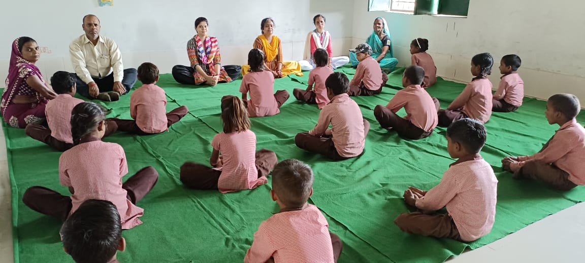 पीलीभीत: परिषदीय स्कूलों में अमृत योग सप्ताह के पांचवे दिन छात्रों ने शिक्षकों के साथ योगा में बढ़चढ़कर भाग लिया