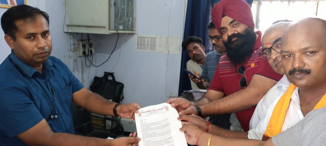 पीलीभीत: बिजली समस्याओं को लेकर एसडीओ को सौंपा ज्ञापन