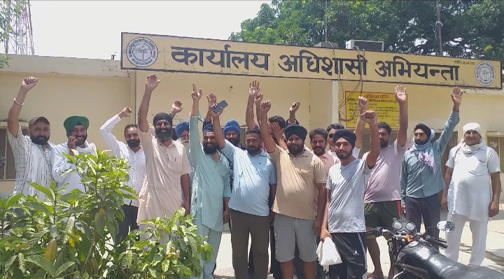 पीलीभीत: बिजली कटौती के विरोध पर भाकियू ने किया प्रदर्शन