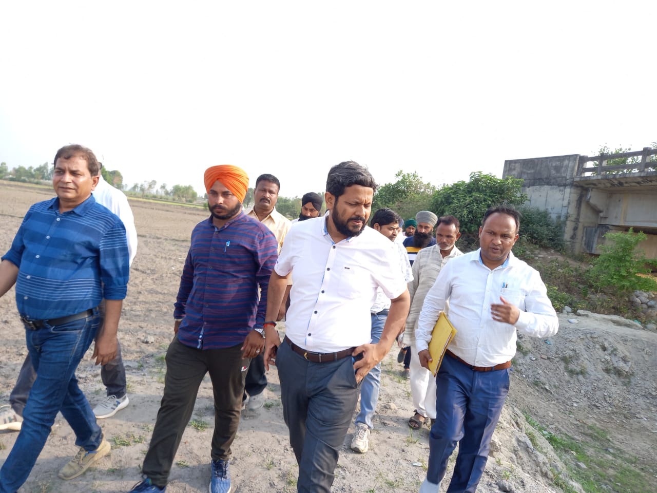 पीलीभीत:माँ गोमती की अविरल धारा के पुररूद्वोर हेतु नियमित जिलाधिकारी ने 3 से 4 किमी0 तक की गोमती पदयात्रा कर कार्यों का किया जा निरीक्षण