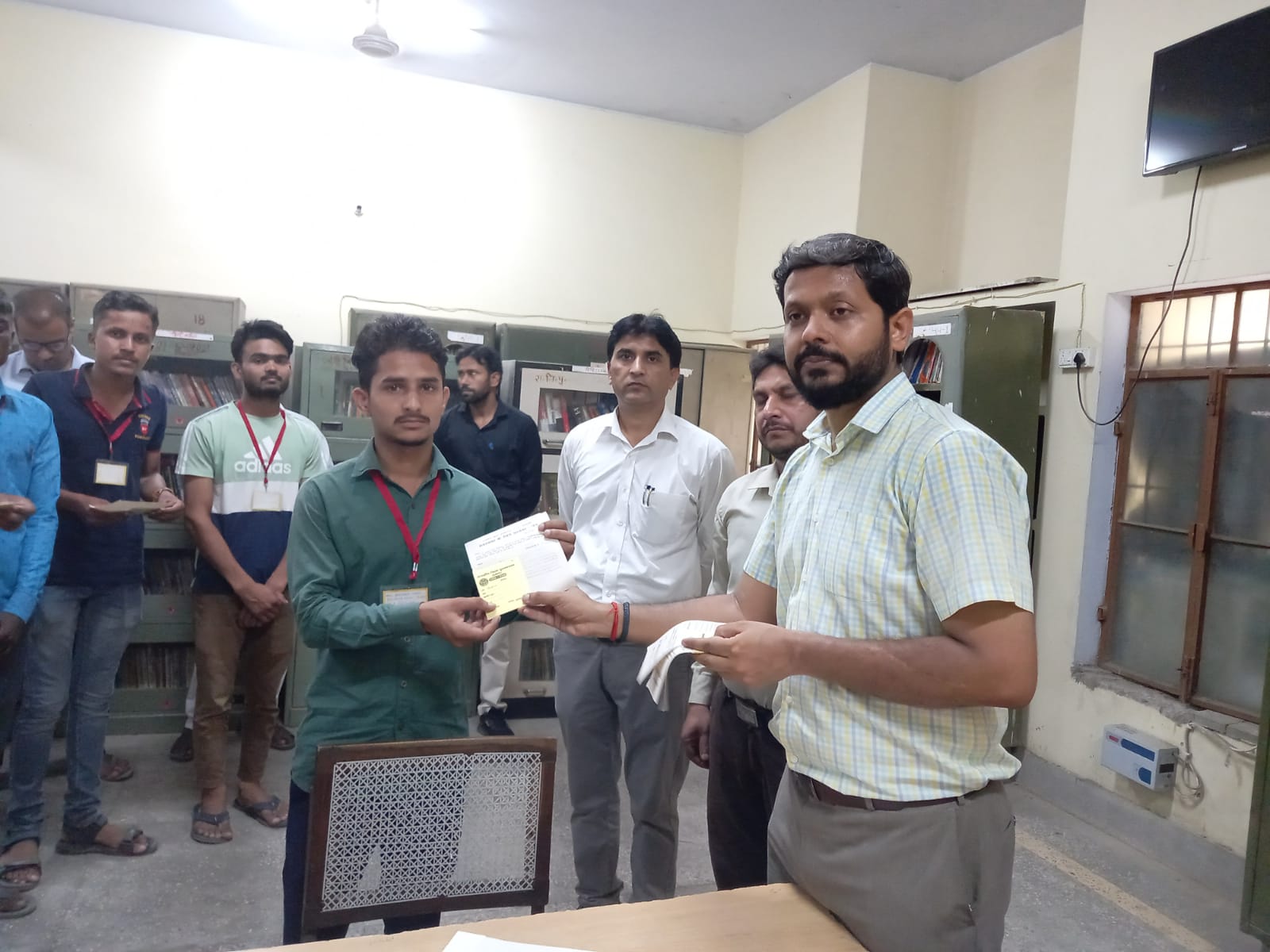 पीलीभीत:अभ्युदय योजना के अन्तर्गत नियमित शिक्षा ग्रहण कर रहे छात्र/छात्राओं को जिलाधिकारी द्वारा वितरित किये गये लाइब्रेरी कार्ड
