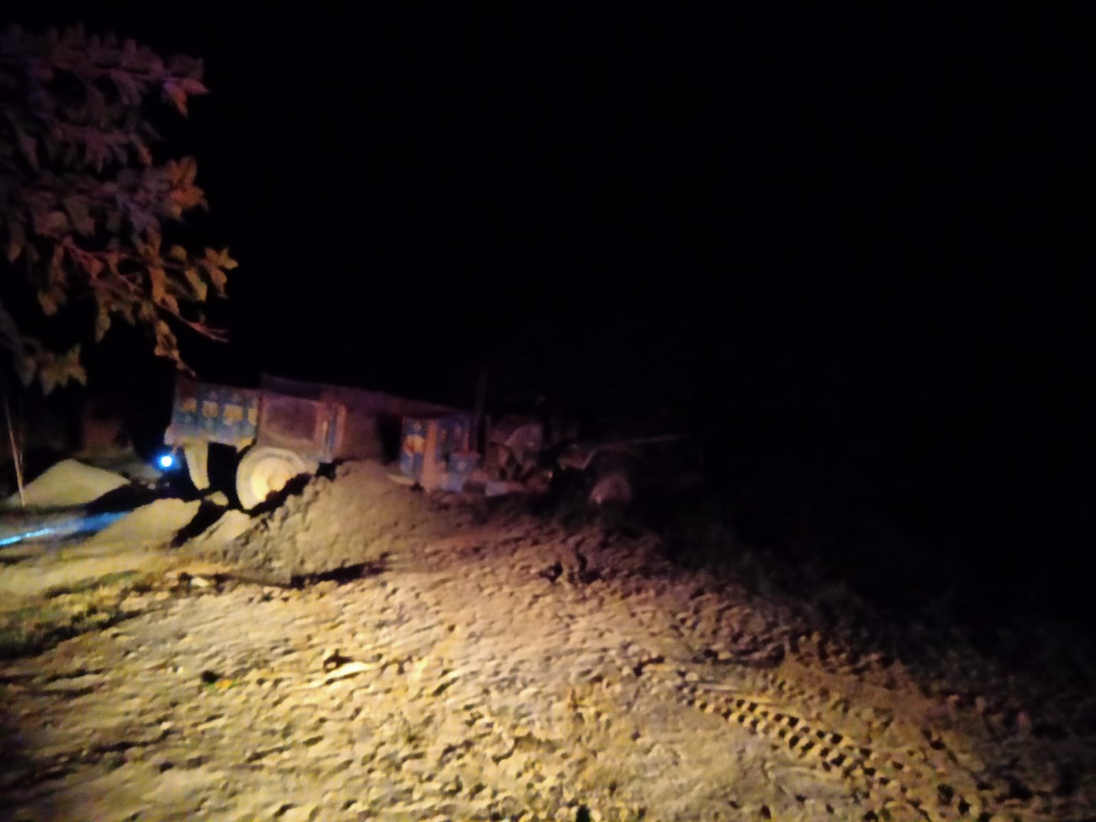 कासगंज:रात के अंधेरे में चल रहा था मिट्टी का खनन,एक की मौत