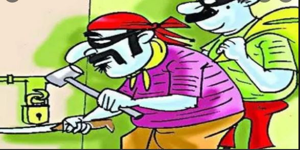 पीलीभीत : ट्रांसफार्मर खोलकर चोरों ने चोरी किए तार