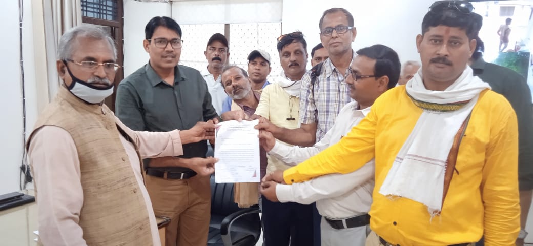 जौनपुर:जिला महिला चिकित्सालय के चिकित्सा अधीक्षक द्वारा पत्रकार पर लगाए गए आरोप की निष्पक्ष जांच को लेकर पत्रकारों ने जिलाधिकारी को दिया ज्ञापन