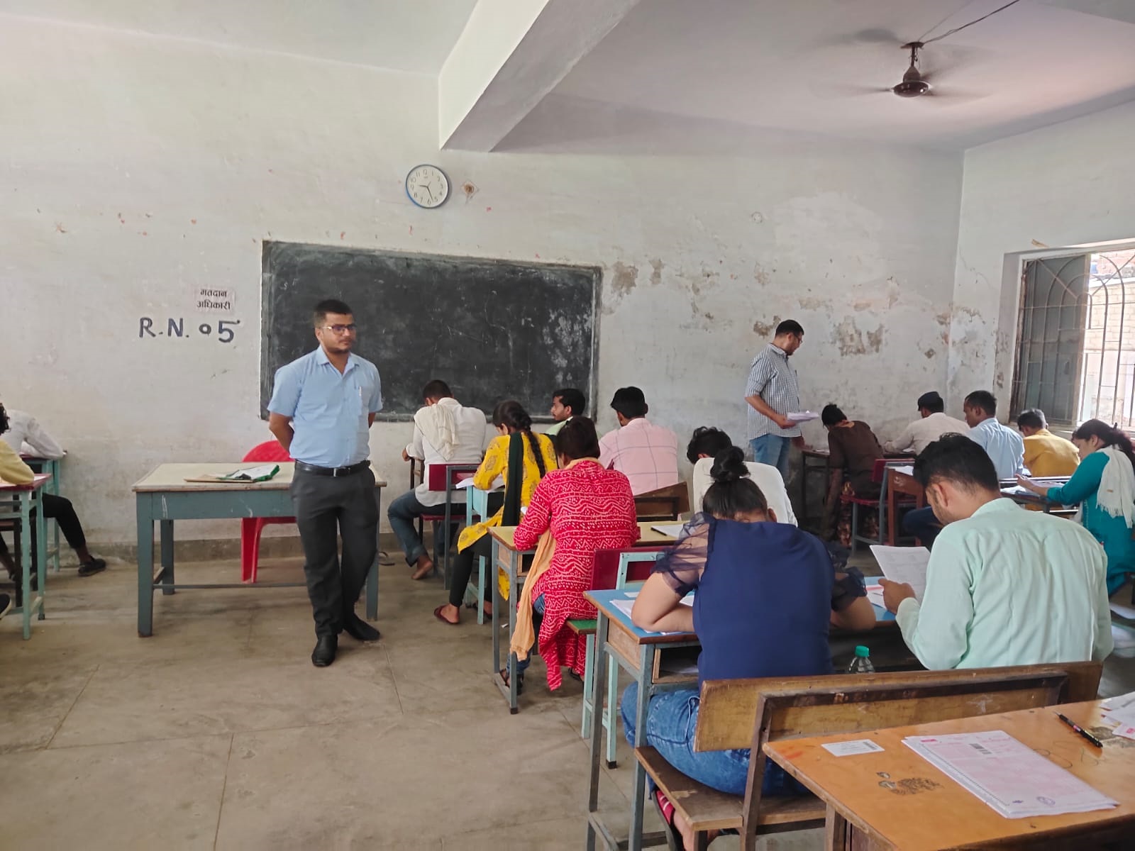 जौनपुर:जिलाधिकारी ने  जनपद में हो रही बीएड प्रवेश परीक्षा का किया निरीक्षण