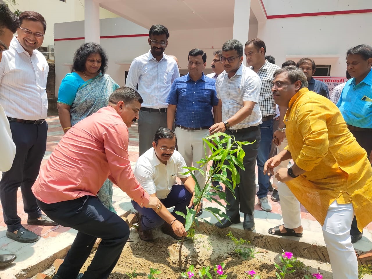 जौनपुर:प्रदेश में लगाए जाएंगे तिरपन लाख पौधे, नोडल अधिकारी ने बरगद का पेड़ लगाकर की शुरुआत