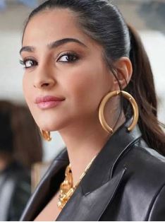 सुष्मिता सेन से लेकर सोनम कपूर तक रिच बिजनेसमैन के साथ शादी कर लाइफ इंजॉय कर रहीं