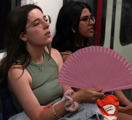 ब्रिटेन का अब तक का सबसे अधिक तापमान दर्ज, गर्मी से बेहाल हैं लोग