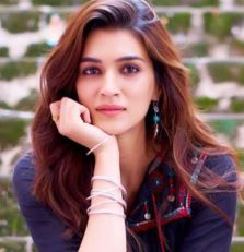 कृति सेनन के जन्मदिन पर जानें कुछ खास बातें, पहले स्मोकिंग एक्सपीरियंस से रैंप वॉक के बाद रोने तक