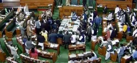 संसद में निलंबन और मंहगाई के मुद्दे पर धरना दे रहे सांसदों को पूरी रात मच्छरों ने खूब छकाया