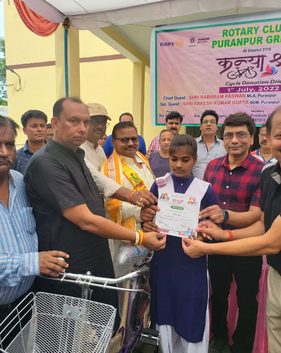 पीलीभीत: साइकिल मिलने से बच्चों के चेहरे खिल उठे