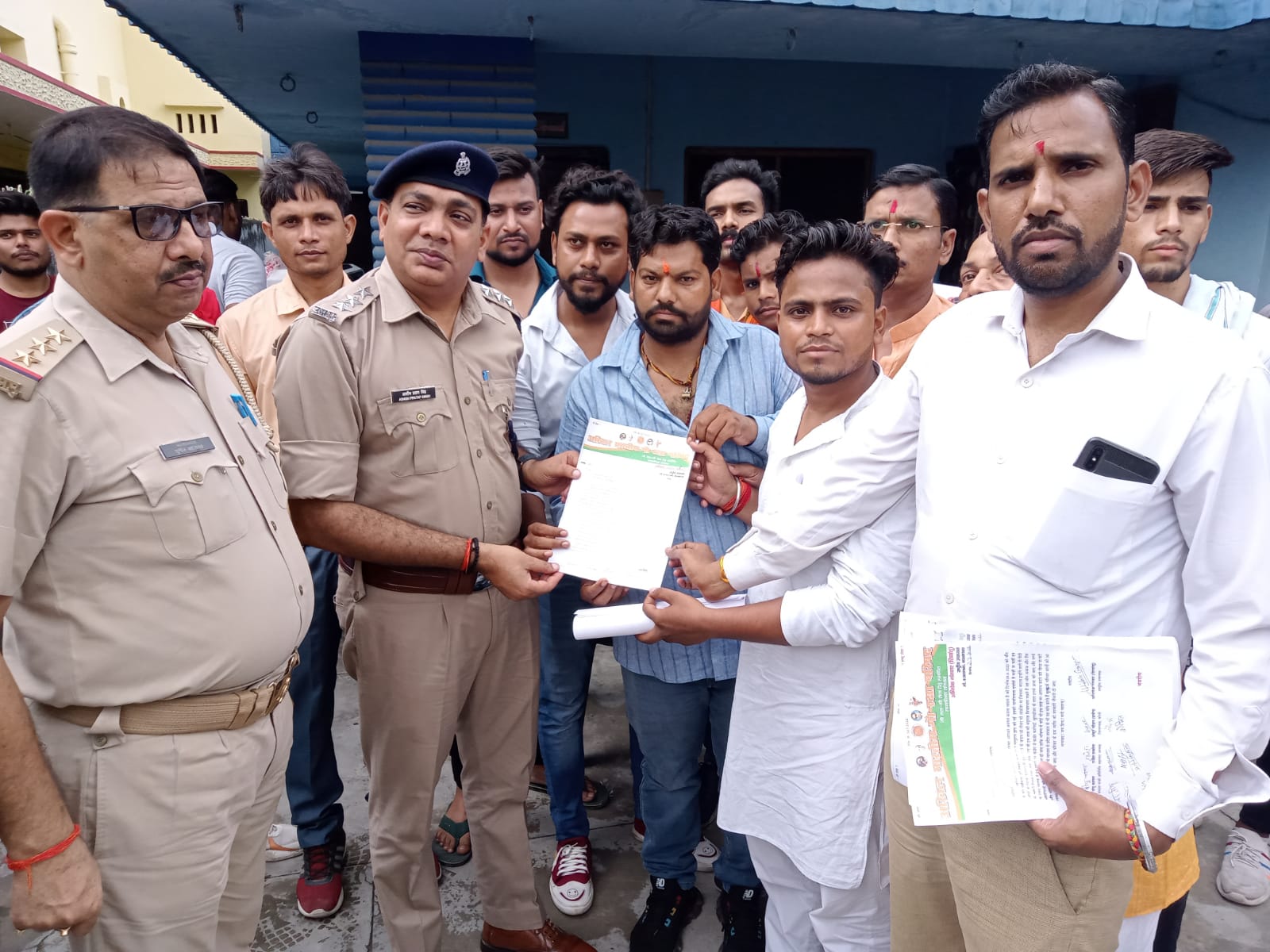 बरेली : कन्हैया लाल और शनि की निर्मम हत्या के आरोपियों फांसी की सजा दिलाने के लिए गौ रक्षा परिषद के पदाधिकारि ज्ञापन देते हुए