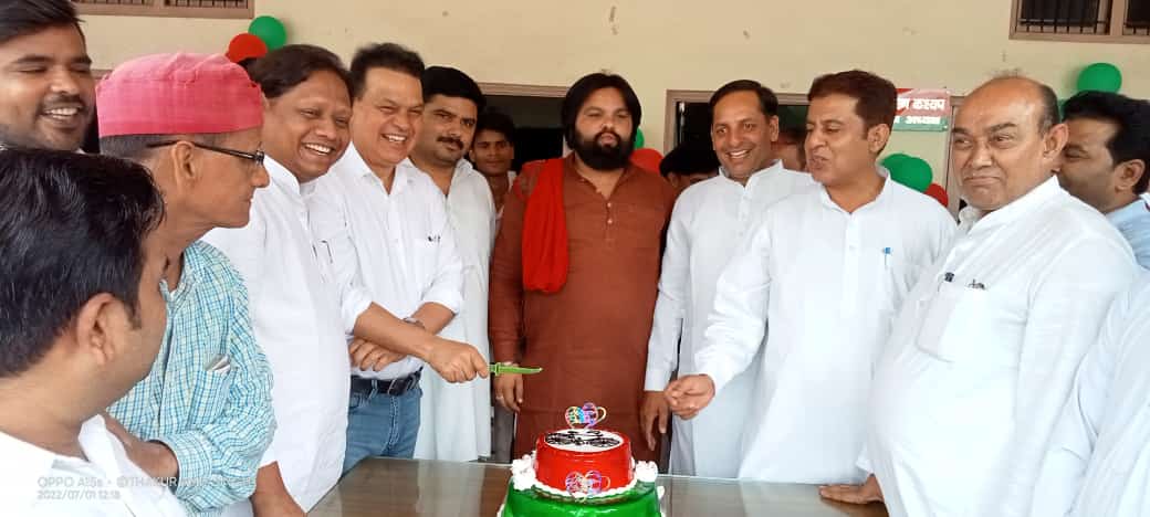 बरेली :स्तरीय सपाइयो ने केक काट कर मनाया पूर्व मुख्यमंत्री अखलेश यादव का जन्मदिन,बाँटे फल