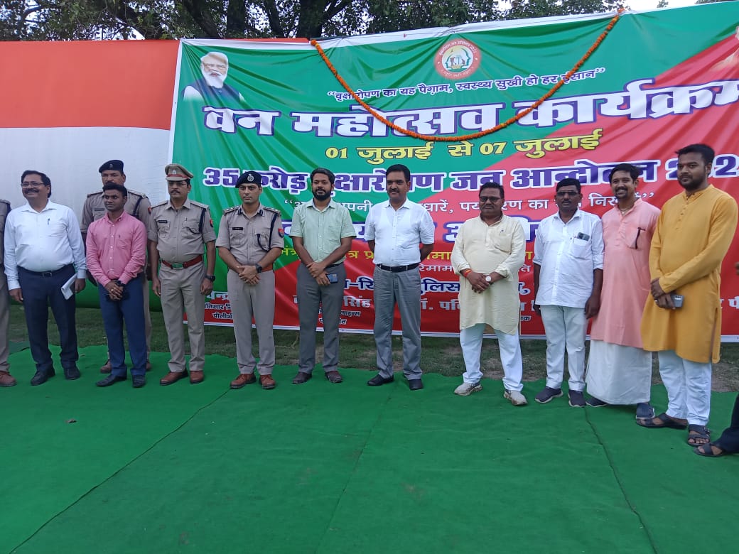 पीलीभीत: राज्य मंत्री स्वतन्त्र प्रभार उ0प्र0 शासन व जिलाधिकारी एवं पुलिस अधीक्षक पीलीभीत द्वारा वृक्षारोपण कर सम्मेलन कक्ष का उद्घाटन किया गया तथा मिशन शक्ति बुकलेट का विमोचन कर महिला आरक्षियों को बीटबुक वितरण की गयी l