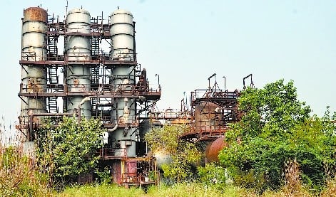 बरेली :फतेहगंज पश्चिमी मे बंद पड़ी रबड़ फैक्ट्री की देनदारियों के सुबूत आज पेश