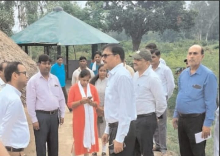 बरेली :जनपदाधिश ने वन विभाग  की नर्सरी का किया निरिक्षण, वितरित किये 90 हजार पौधे
