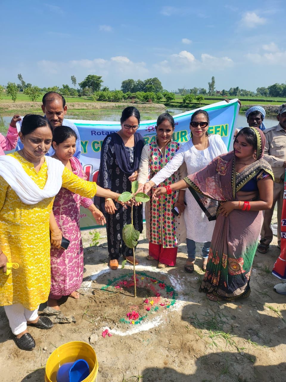 पीलीभीत : रोटरी क्लब पूरनपुर ग्रीन द्वारा घाटमपुर स्थित गोमती उद्गम के त्रिवेणी घाट पर बृहद वृक्षारोपण किया गया।