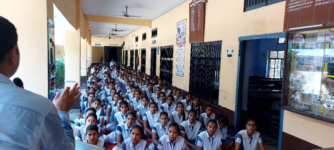 पीलीभीत : जनपदीय साइबर सेल टीम द्वारा छात्र-छात्राओं को साइबर अपराधों के प्रति जागरूक किया।