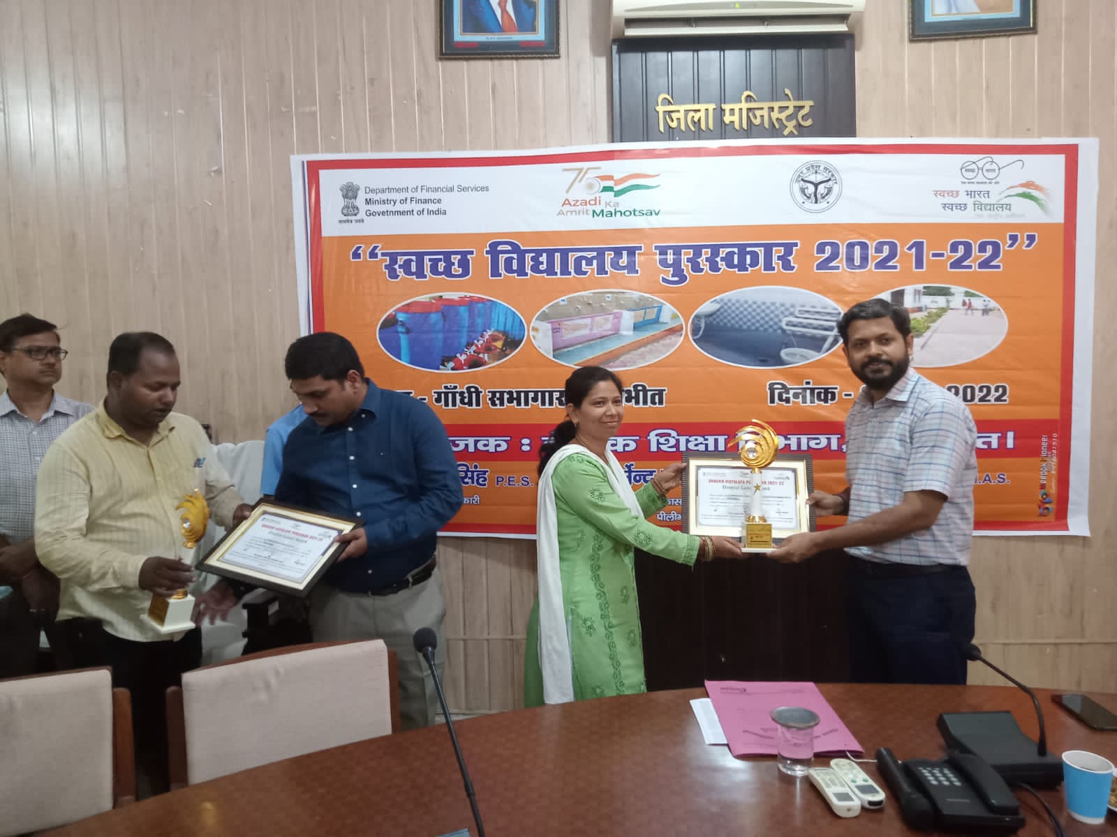 पीलीभीत:जिलाधिकारी ने प्रधानाध्यापकों को प्रशस्ति पत्र देकर सम्मानित किया।