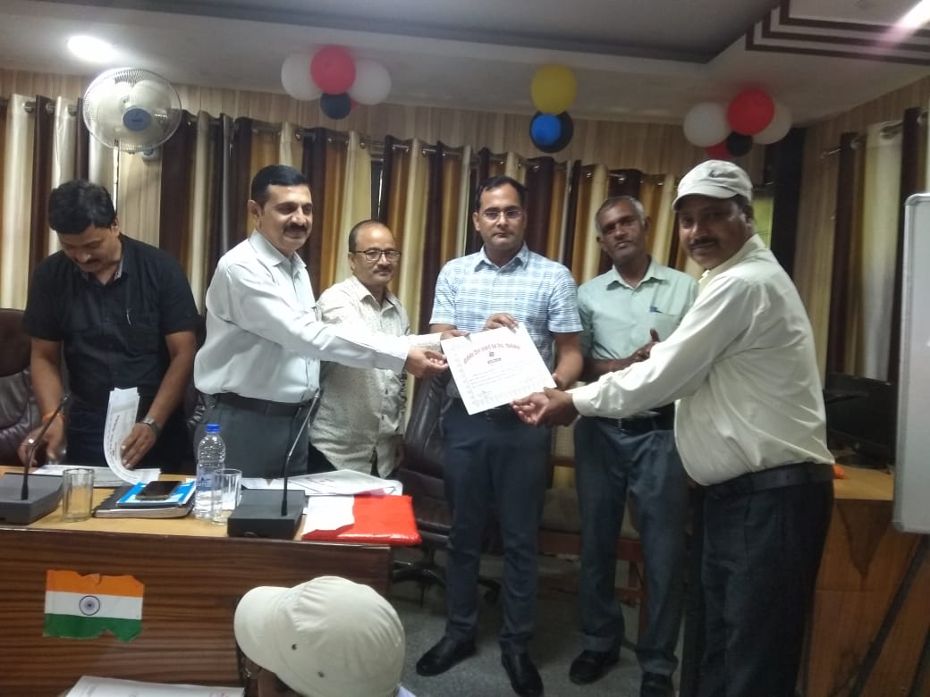 पीलीभीत :कृषि ऋण किसान सेवा सहकारी समिति पिपरिया दुलई पर100% बसूली होने पर प्रशस्ति पत्र देकर किया सम्मानित ।
