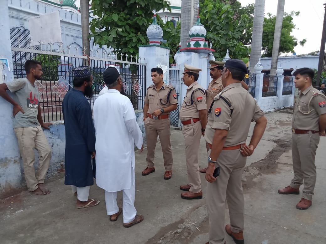 पीलीभीत : पुलिस अधीक्षक द्वारा आगामी त्यौहार ईद-उल-जुहा (बकरीद) के दृष्टिगत मस्जिदों का निरीक्षण किया तथा पैदल गस्त कर शहर की सुरक्षा व्यवस्था का जायजा लिया ।