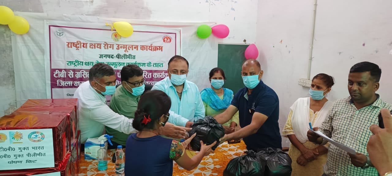 पीलीभीत: रोटरी क्लब पूरनपुर रॉयल्स एवं इंडियन रेड क्रॉस सोसाइटी शाखा ने जिला टीवी अस्पताल में टीवी ग्रसित 5 बच्चों को पौष्टिक आहार की किट बांटी ।
