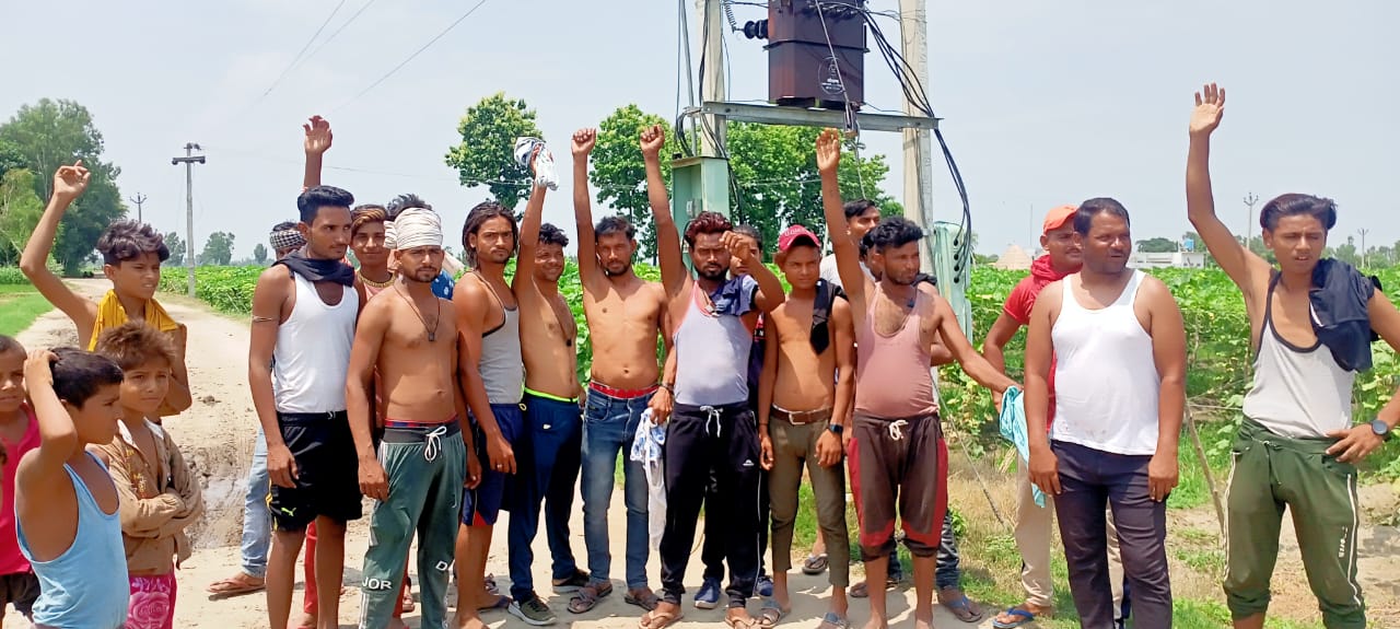 पीलीभीत: अर्धनंग होकर बिजली उपकेंद्र पर ग्रामीणों का प्रदर्शन