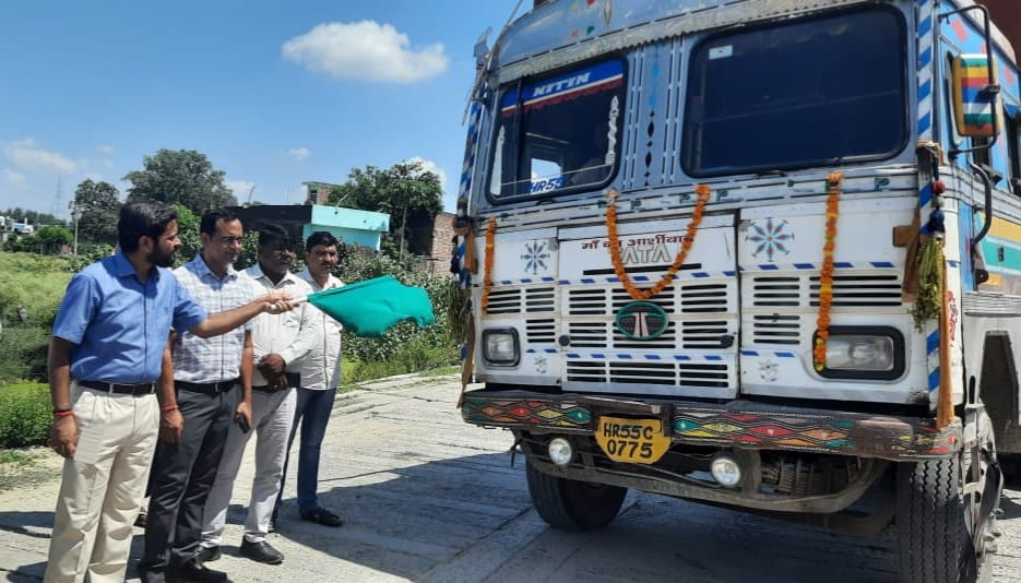 पीलीभीत : जिलाधिकारी पुलकित खरे द्वारा आज रैक प्वाइंट का प्रारम्भ यूरिया के वाहनों को हरी झण्डी दिखाकर रवाना किया गया।