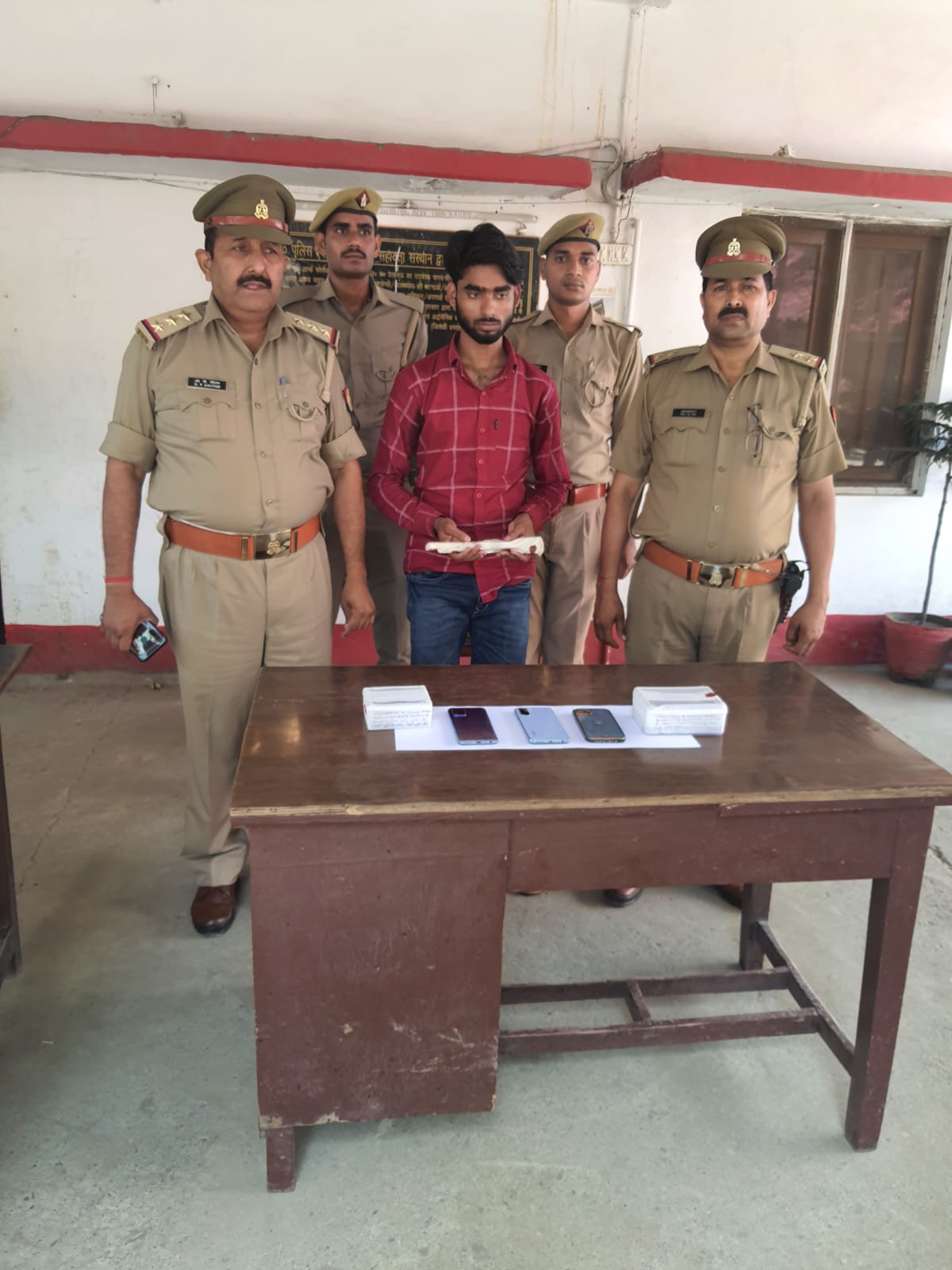 बरेली :चैकिंग के दौरान पुलिस ने पकड़ा सन्धिग्ध, बरामद  किये 40 हजार के साथ 3 तमंचे,एटीएम कार्ड