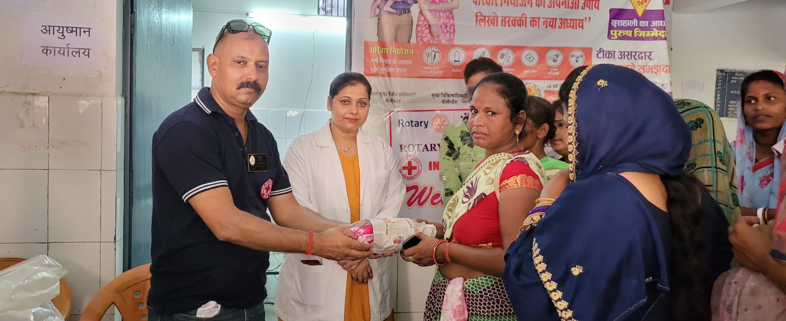 पीलीभीत :सामुदायिक स्वास्थ्य केंद्र पूरनपुर में महिलाओं के लिए सेनेटरी पैड एवं साबुन वितरण किया।
