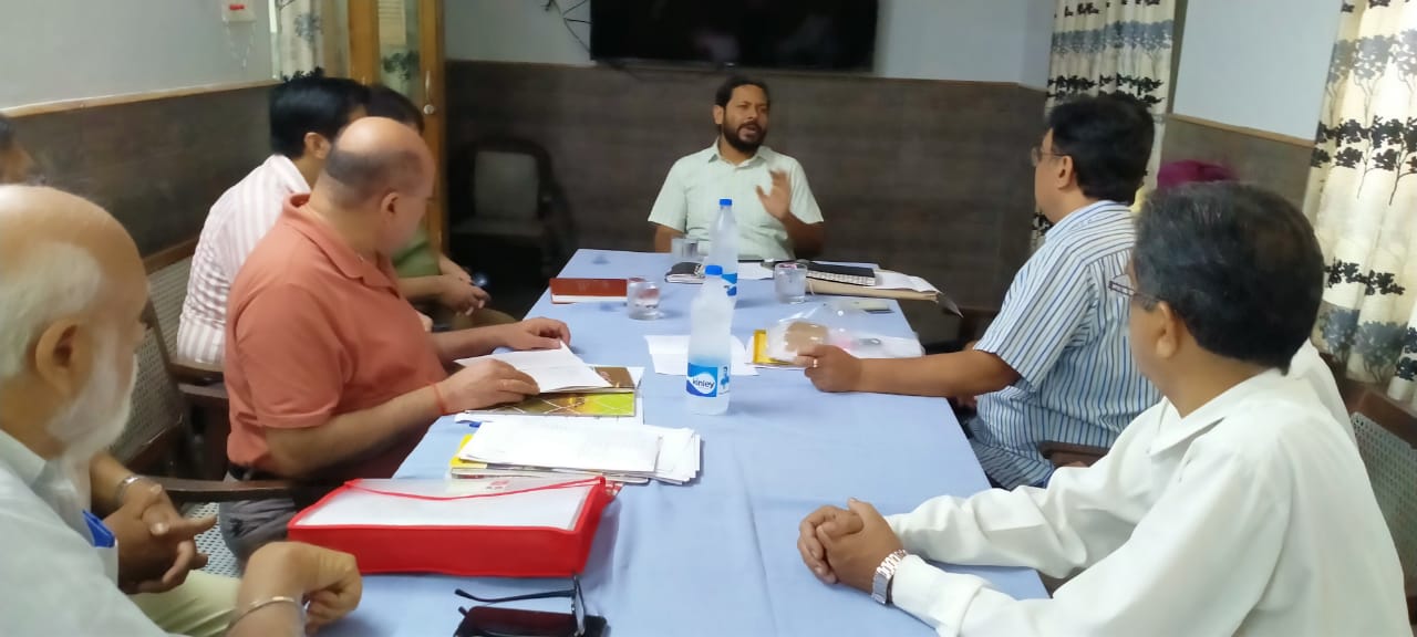 पीलीभीत : जिलाधिकारी पुलकित खरे की अध्यक्षता में वाल्टन क्लब की बैठक सम्पन्न हुई।