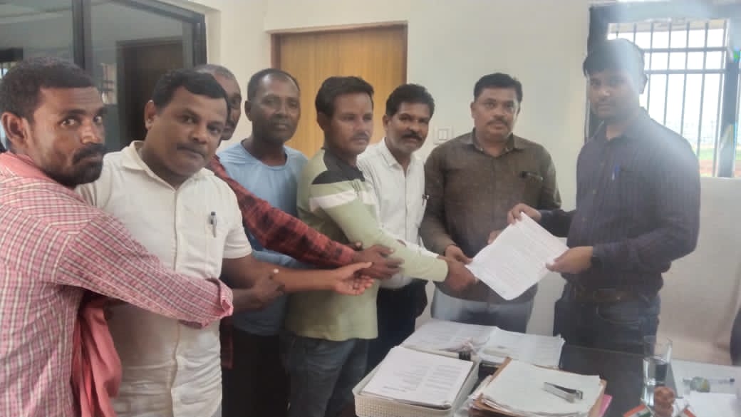 रायपुर:- खाद की कमी एवं अघोषित बिजली की कटाई पर राज्यपाल के ज्ञापन सौंपा
