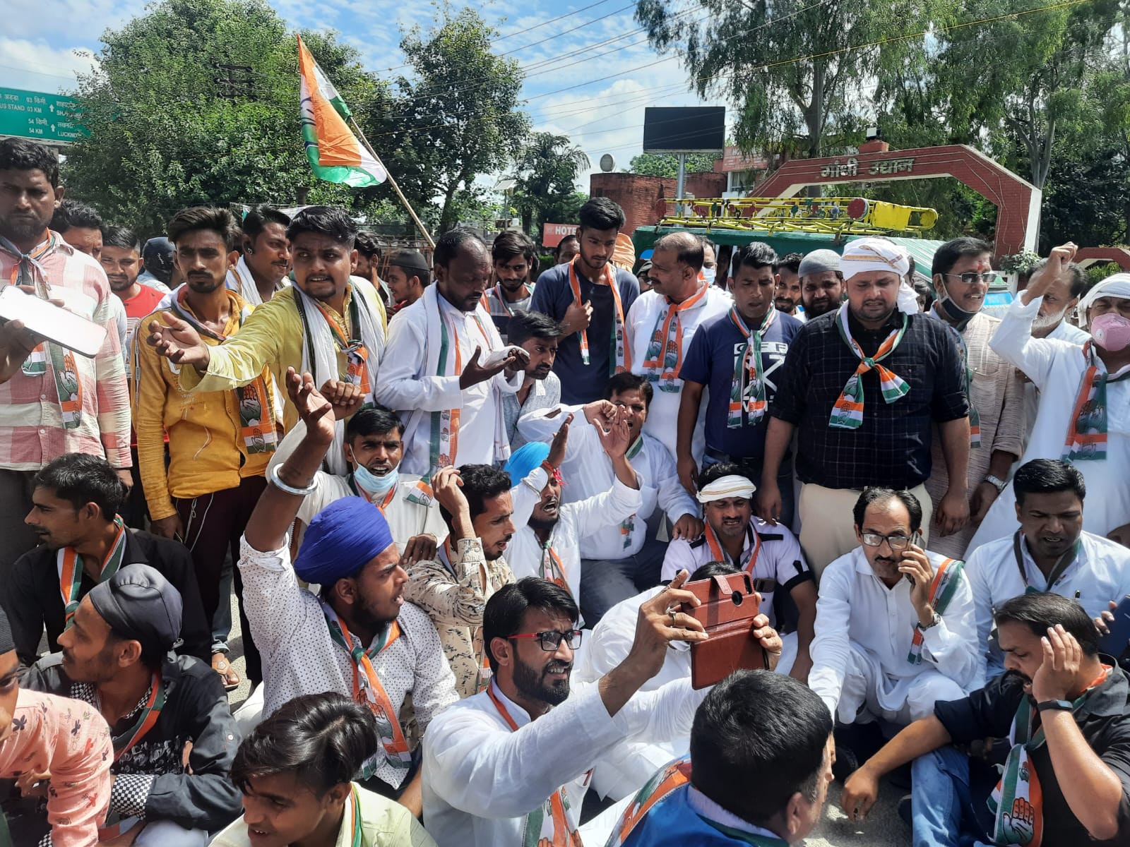 बरेली :भाजपा सरकार की आवाज दबाओ नीति को खत्म करने के लिए कांग्रेसियो ने राष्ट्रपति के नाम दिया ज्ञापन