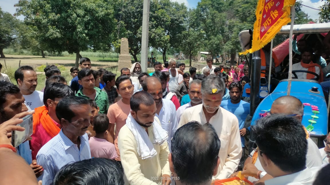 पीलीभीत : ब्लॉक प्रमुख प्रतिनिधि आशुतोष दीक्षित राजू के द्वारा तिलक चन्दन लगाकर रवाना किया गया।