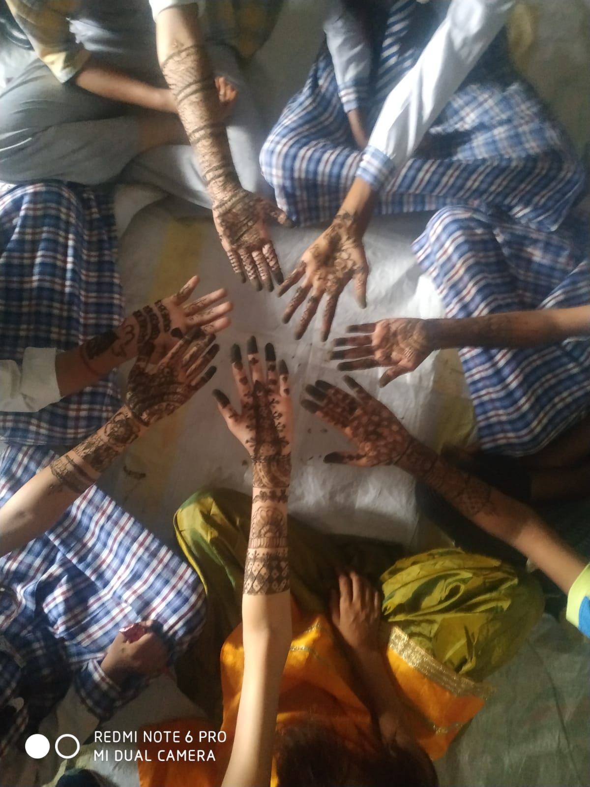 बरेली/आँवला - जी. बी. इंग्लिश अकैडमी शिवपुरी में मेहंदी प्रतियोगिता का आयोजन किया गया।