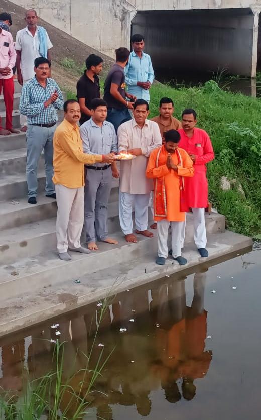 पीलीभीत :गोमती नदी के त्रिवेणी घाट पर आरती का आयोजन