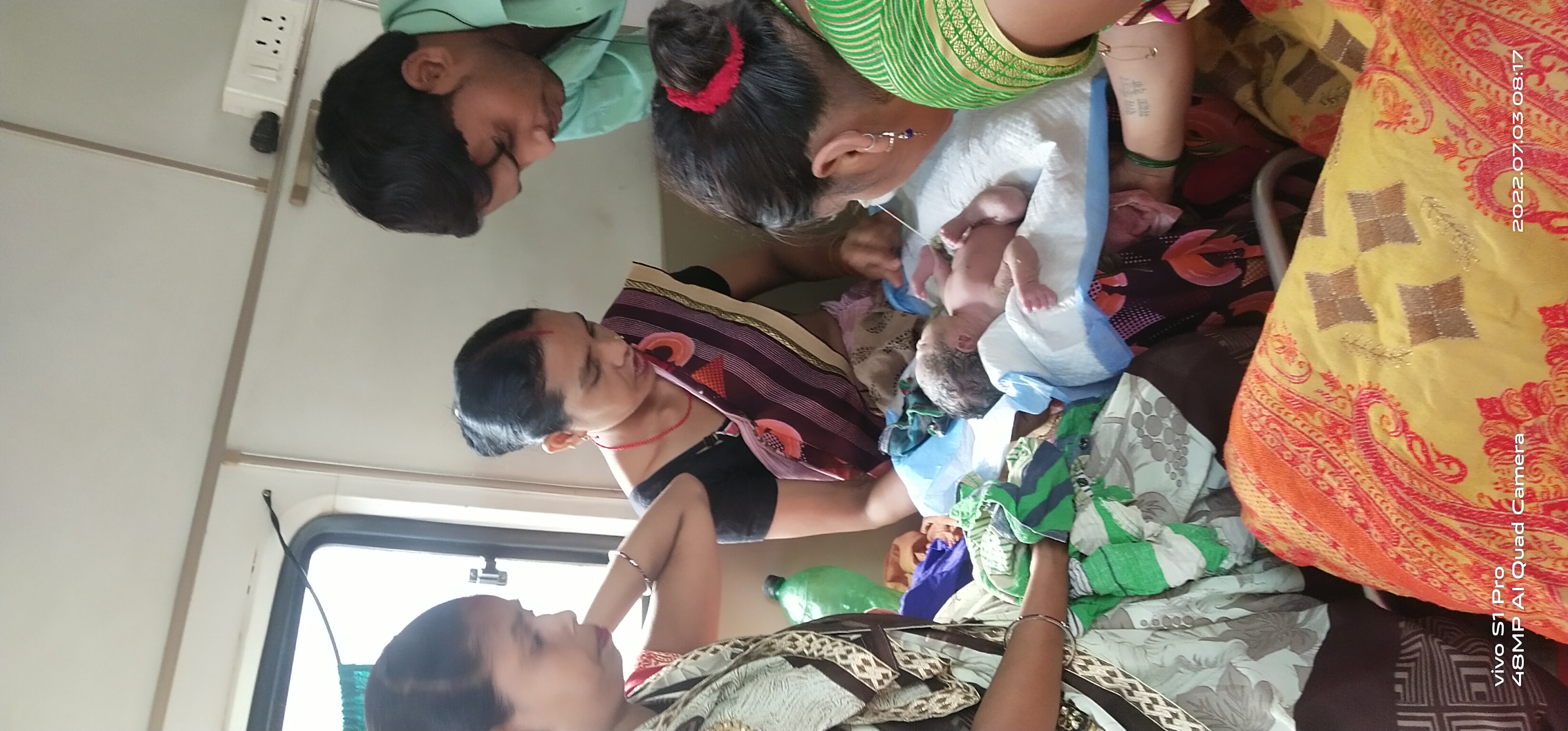 पीलीभीत: ईएमटी पायलट की सूझबूझ से 102 एंबुलेंस में कराया सुरक्षित प्रसव।