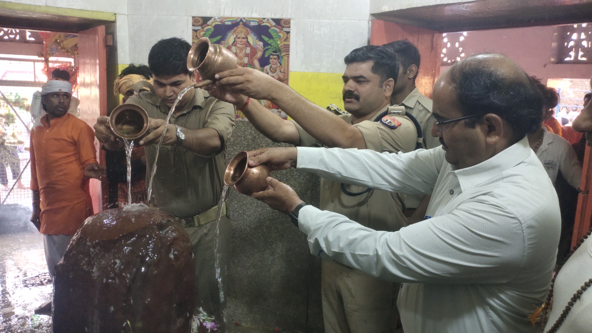 बरेली-/आँवला - महाशिवरात्रि पर गुलड़िया गौरीशंकर मंदिर में उप जिलाधिकारी एनराम व क्षेत्राधिकारी चमन सिंह चावड़ा आँवला ने किया जलाभिषेक।