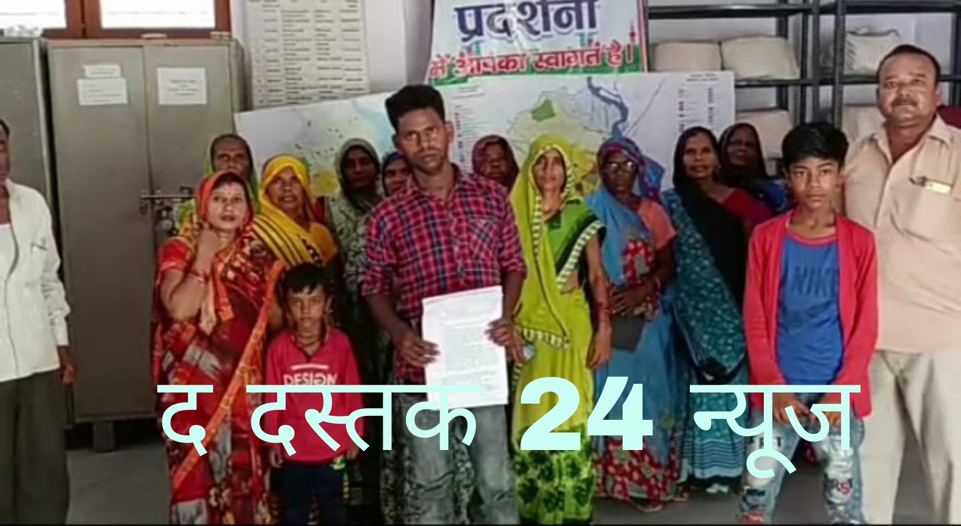 फर्रुखाबाद:भाजपा युवा मोर्चा के मीडिया प्रभारी राहुल राठौर ग्वालटोली टिलिया के समस्त मुल्लेवासियों को लेकर सिटी मजिस्ट्रेट को अमृत योजना 2031 को लेकर ज्ञापन दिया