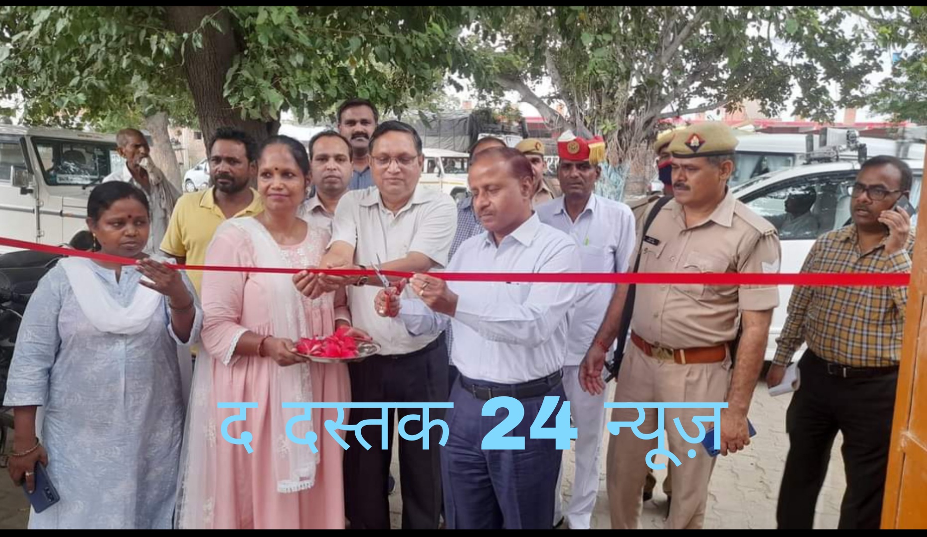 फर्रुखाबाद:डीएम ने पांच साल की अंजलि को दवा खिलाकर कृमि मुक्ति अभियान का किया शुभारंभ